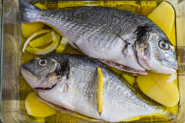 pescado con patatas al horno