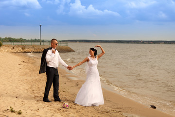 Ślub, wesele, młoda para nad jeziorem w Turawie. - obrazy, fototapety, plakaty