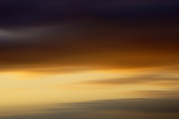 Verwischter Sonnenuntergang / Ein verwischter Sonnenuntergang mit verschiedenen Farbstufen 