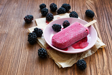 Ice lolly with blackberries