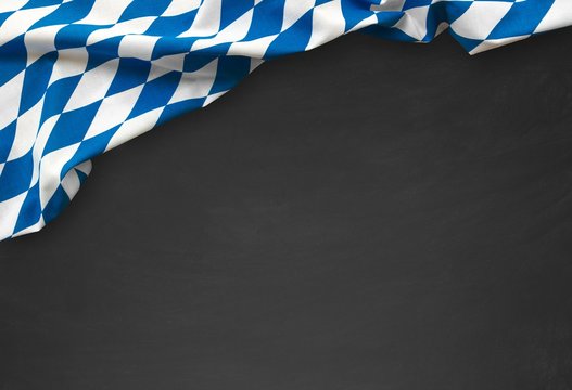Bayrische Fahne auf Kreidetafel, Konzept Oktoberfest