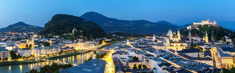 Obraz premium Salzburg Austria na zmierzchu panorama