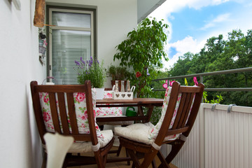 balcony in summer - Balkon im Sommer, Tisch, Stühle, Deko, Lave