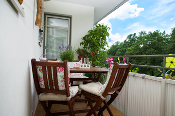 balcony in summer - Balkon im Sommer, Tisch, Stühle, Deko, Lave