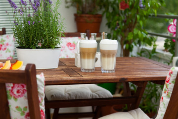balcony in summer - Balkon im Sommer, Latte macchiato, Tisch