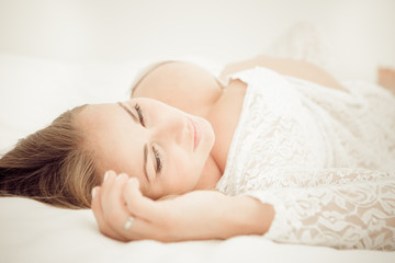 Obraz na płótnie Canvas Pregnant woman lying on the bed