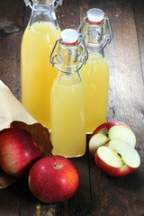naturtrüber Apfelsaft in Bügelflaschen mit frischen Äpfeln