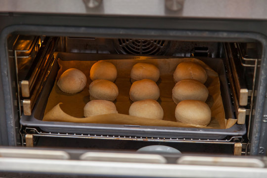 freshly baked rolls - frisch gebackene Br&ouml;tchen im Ofen