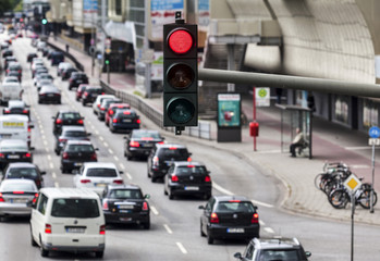 Rote Ampel, Straßenverkehr in Hamburg, Deutschland