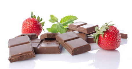 Chocolate squares with fresh mint and strawberries