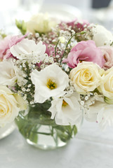 Obraz na płótnie Canvas Beautiful flowers on table in wedding day 