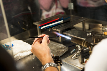 artigiano che lavora il vetro 