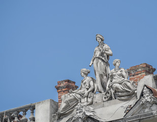 Статуи трех женщин,  богинь на крыше дома Руссова в городе Одесса. Украина