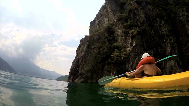 canoa vicino ad un dirupo sul lago di Como