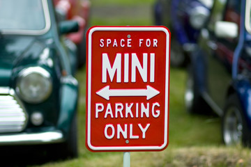 Mini Cooper's Parking - obrazy, fototapety, plakaty