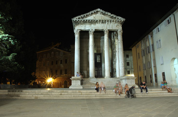 Obraz premium Roman temple of Augustus in Pula at night in Croatia