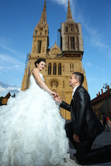 Obraz premium Bride and groom in front of cathedral