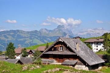 Fototapeta na wymiar Dorf Stoos beim Fronalpstock 