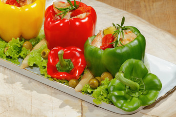 Paprikaschoten, gefüllt, gegrillte Putenbrust, Gemüse, Salat