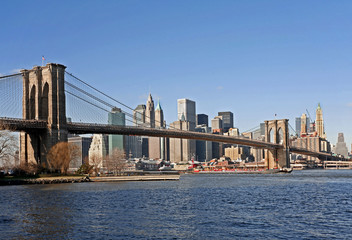 Naklejka premium Manhattan linia horyzontu i most brooklyński nad East River