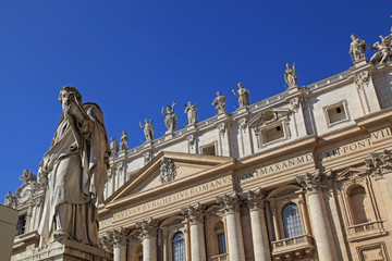 Fototapeta na wymiar St. Peter's Basilica, statues of saints