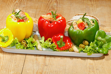 Paprikaschoten, gefüllt, gegrillte Putenbrust, Gemüse, Salat