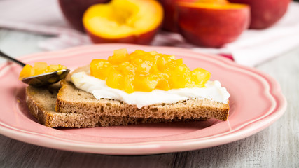 Brot mit Fischkäse und gelber Grütze - bread with creamcheese