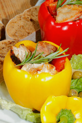 Paprikaschoten, gefüllt, gegrillte Putenbrust, Gemüse, Salat