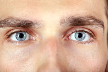 Naklejka premium Piękne niebieskie oczy człowieka z bliska
