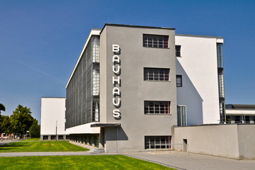 das Bauhaus Dessau in Sachsen Anhalt Deutschland - obrazy, fototapety, plakaty