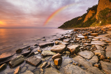zachód słońca nad morską,kamienistą plażą © Mike Mareen