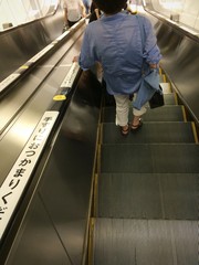 都会のエスカレーター