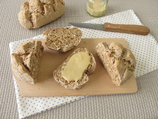 Selbst gebackene Brötchen mit Mandelmus