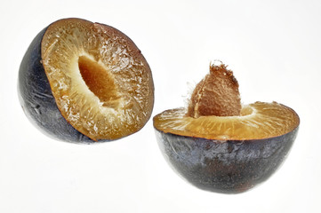 reife frische halbiert Pflaume auf Weiss