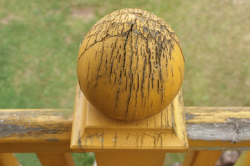 Verwitterte Holzzwiebel auf Holzgeländer