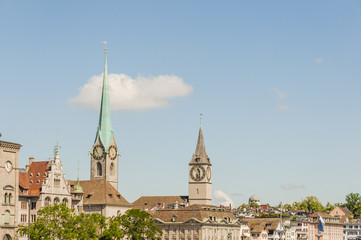 Fototapeta na wymiar Zürich, Altstadt, Stadt, Sankt Peter Kirche, Kirchturm, Fraumünster, Münsterbrücke, Limmat, Schweiz