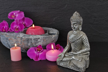 Buddha Figur mit Kerzen und Orchidee
