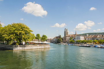 Fototapeta na wymiar Zürich, Altstadt, Stadt, Limmatquai, Limmat, Grossmünster, Münsterbrücke, Sommer, Schweiz