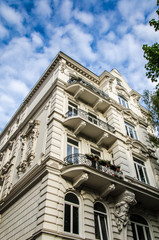 Obraz premium Jugendstil Gebäude mit Schäfchenwolken