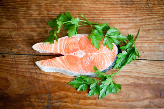 Salm&oacute;n con perejil como ingrediente de la cocina mediterr&aacute;nea