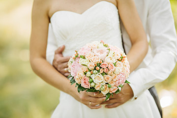 Obraz na płótnie Canvas A close up of a bride holding a bouquet