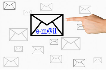 email auf Briefumschlag mit Zeigefinger