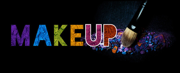 Texte makeup color&eacute; en fards de maquillage sur fond noir avec pinceau