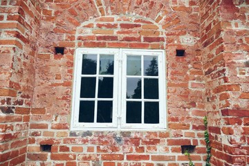 Fenster in alter Kirche 