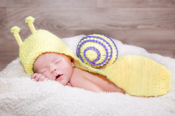 bébé fille escargot jaune dormir