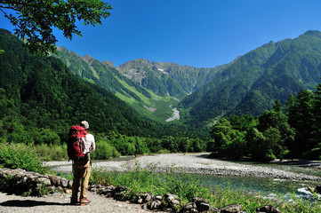 Naklejka premium 長野県 夏の上高地 穂高連峰と梓川