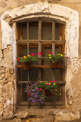 Fototapeta na wymiar Fenster in Saint Guilhem le Désert