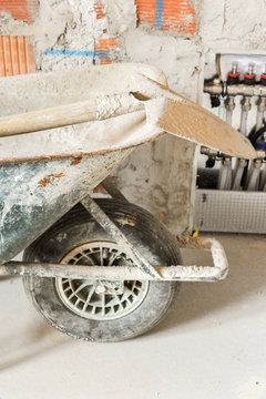 carriola e badile in cantiere