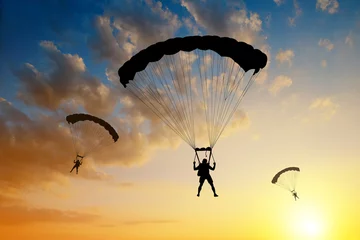Poster Im Rahmen Silhouette Fallschirmspringer Landung © vencav