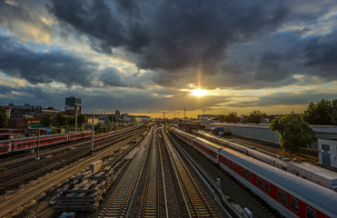 Bahngleise im Sonnenuntergang in Berlin